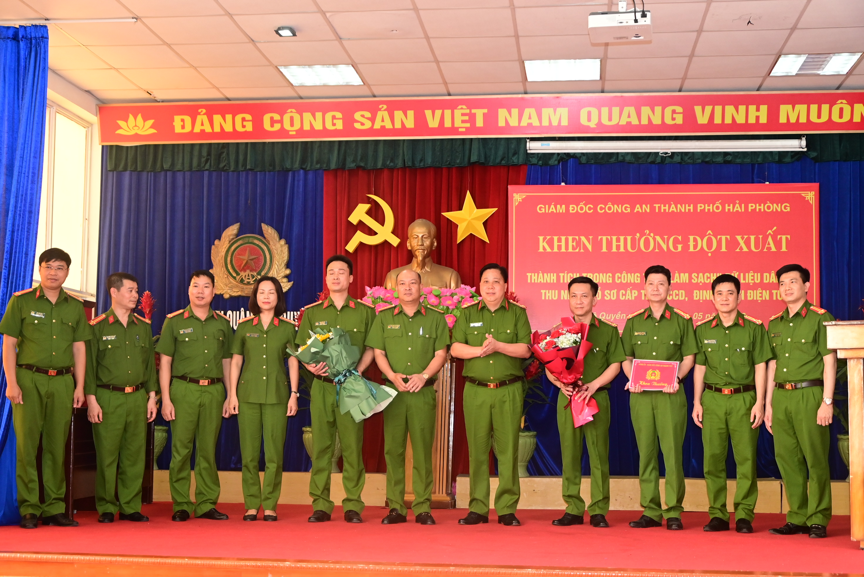 Khen thưởng đột xuất Công an quận Ngô Quyền liên tiếp 11 ngày hoàn thành, vượt chỉ tiêu về thu nhận hồ sơ cấp CCCD